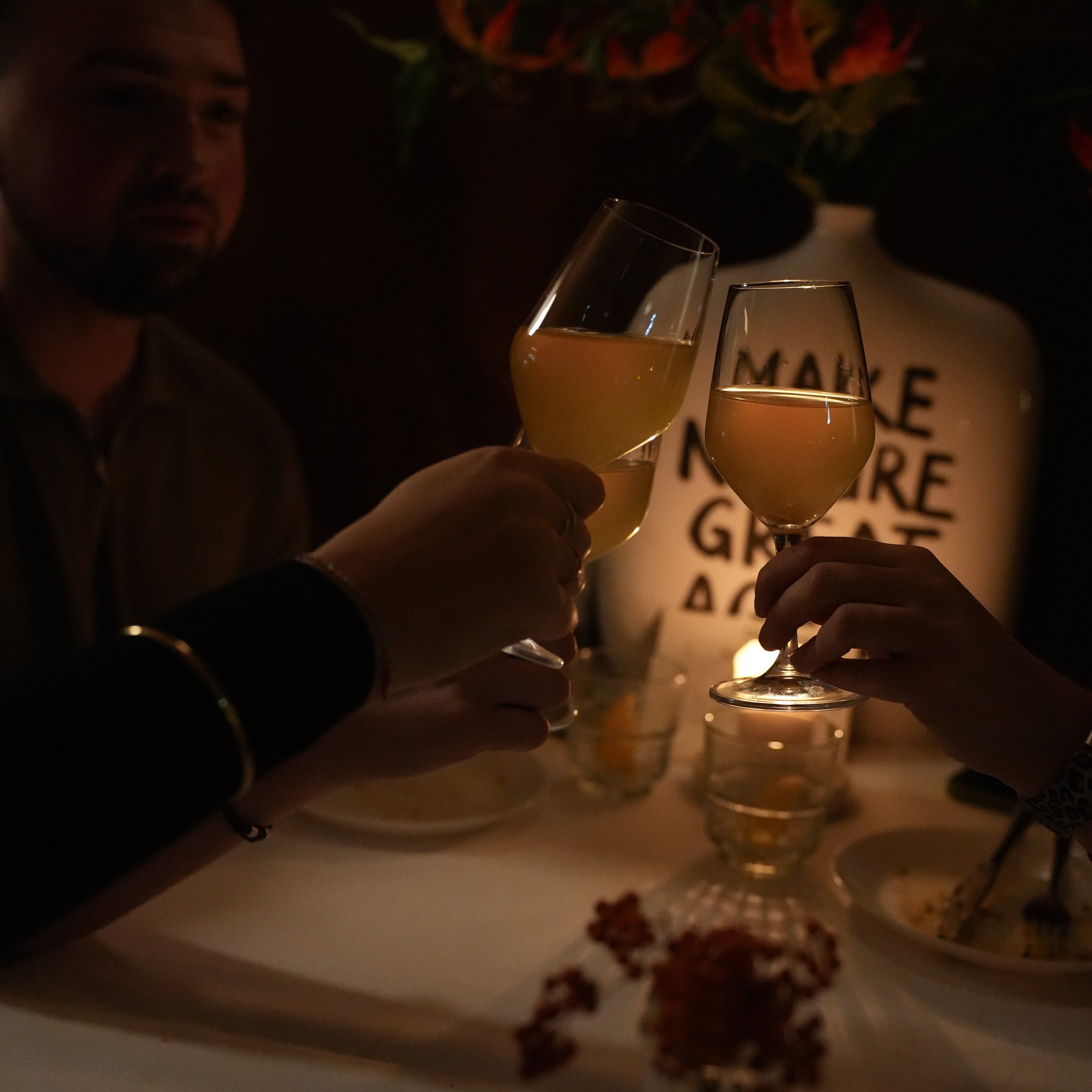 Kerstwijn guide 2025: de beste natuurwijnen voor kerst – bubbels, witte, rode en nagerechtopties van CLASHED bottleshop. Biologische & natuurlijke wijnen, alcoholarm of alcoholvrij alternatieven | Den Bosch